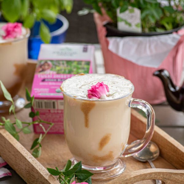 Latte cu ceai de trandafir și un strop de caramel